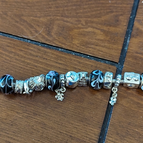 Faux Pandora like bracelet with travel themed charms. - Picture 2 of 6